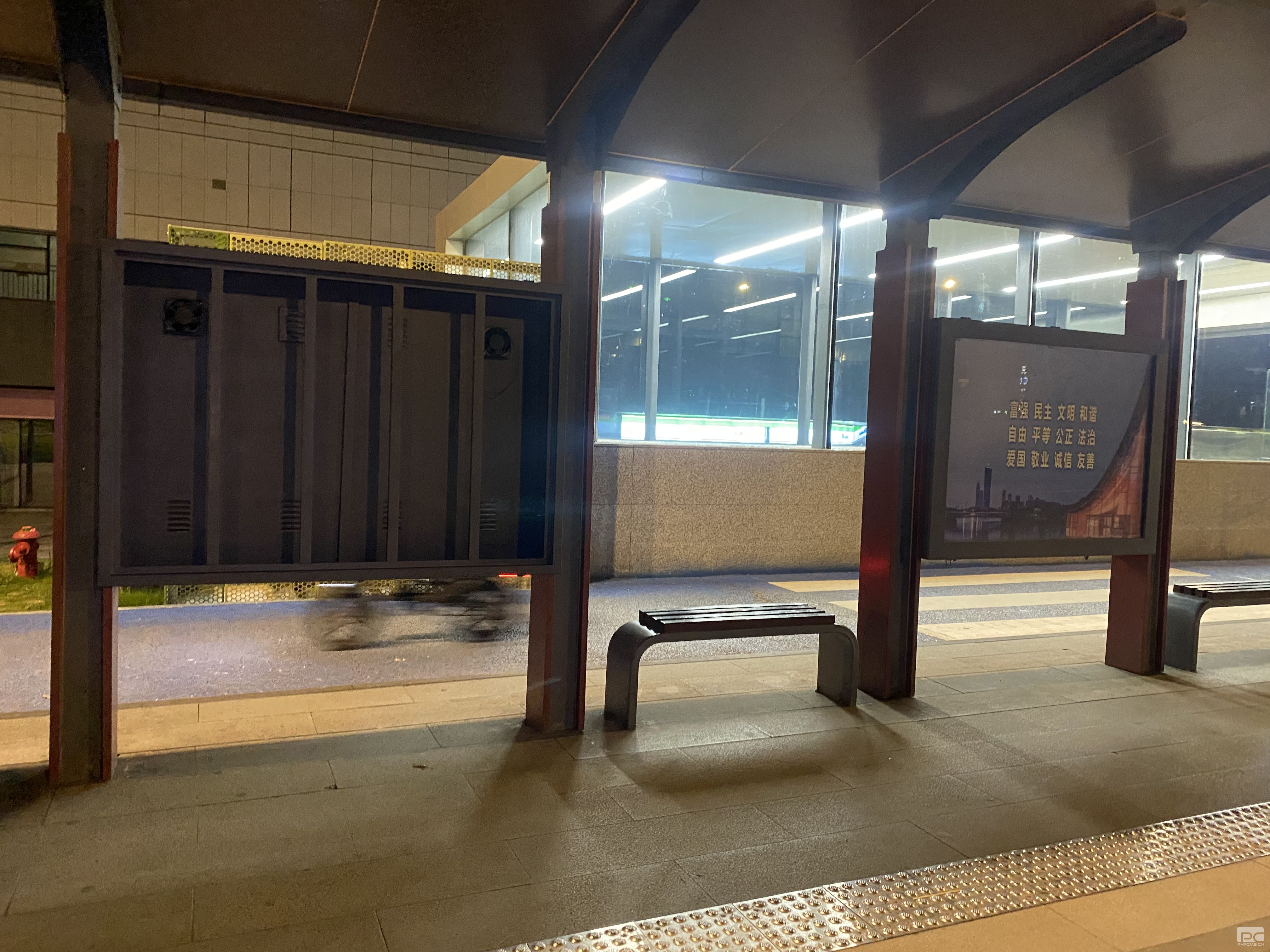 成都某公交站台